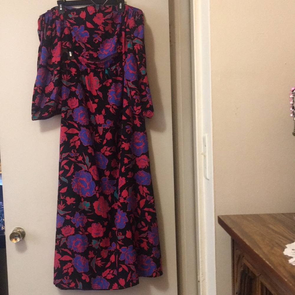 2 piece set with detachable arms this is in perfect condition never worn size 2X